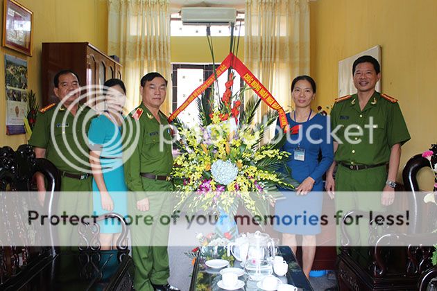 Thiếu tướng Nguyễn Văn Uy tặng hoa chúc mừng nhân dịp ngày Nhà giáo Việt Nam 20/11