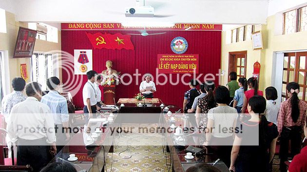 Chi bộ các Khoa chuyên môn tổ chức Lễ kết nạp Đảng viên mới cho các quần chúng ưu tú.