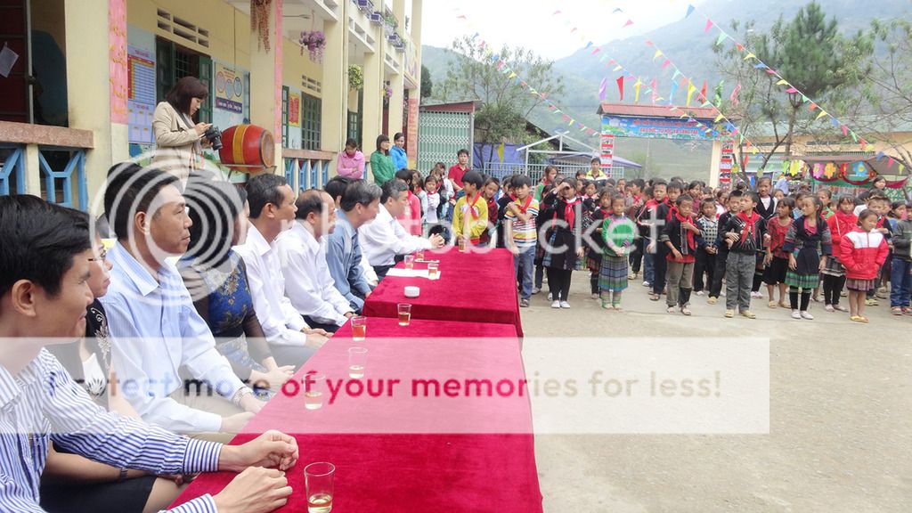 Thăm và tặng quà cho học sinh trường Tiểu học xã Lao Chải, huyện Sapa, tỉnh Lào Cai