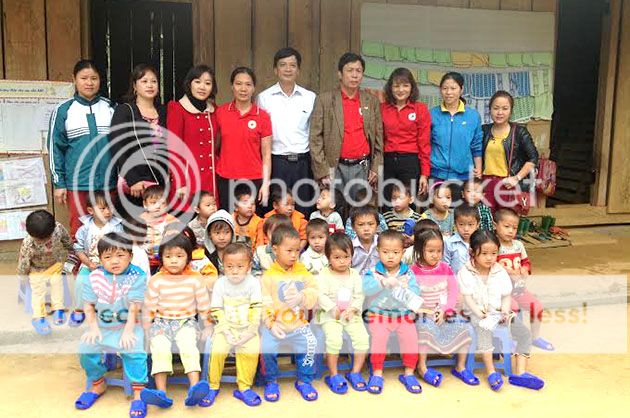 Đoàn công tác tình nguyện của Trường CĐSP Yên Bái thăm và tặng quà học sinh vùng cao huyện Văn Chấn