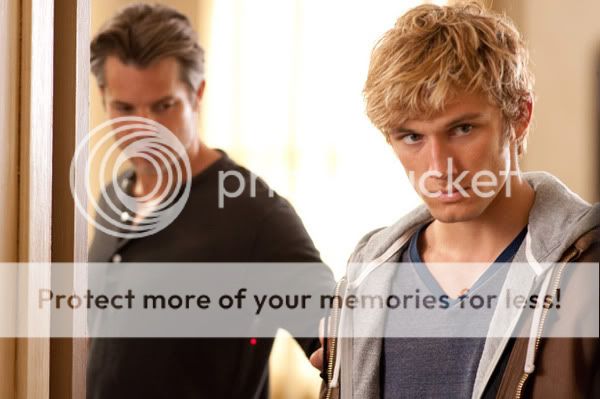 alex-pettyfer-on-the-set-of-i-am-number-four-3-600w.jpg